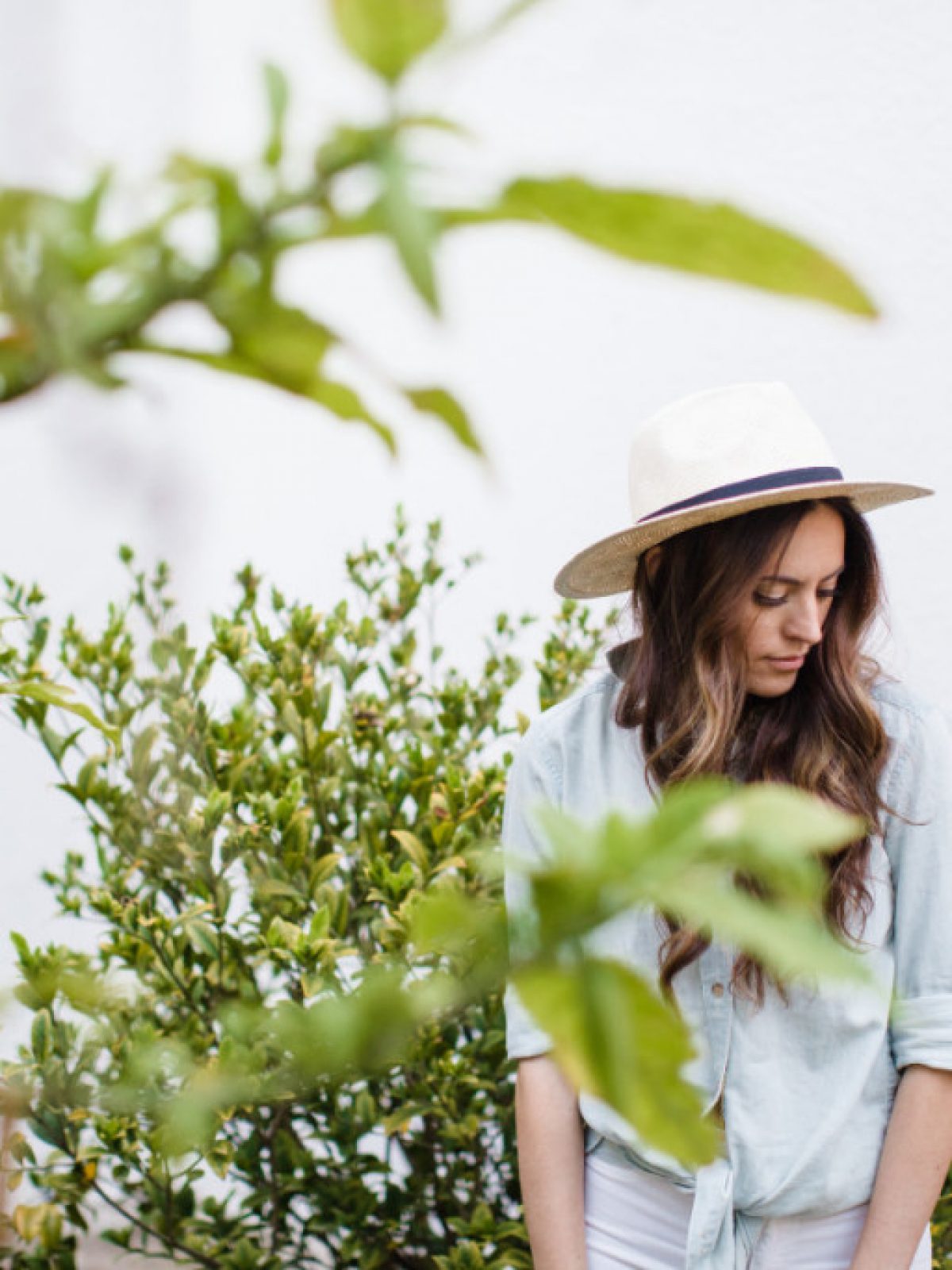 American Eagle, casual spring outfit ideas, chambray top and white jeans, champray top, j crew panama hat, jcrew panama hat, spring style, white denim, white jeans, santa monica, california, j.crew panama hat