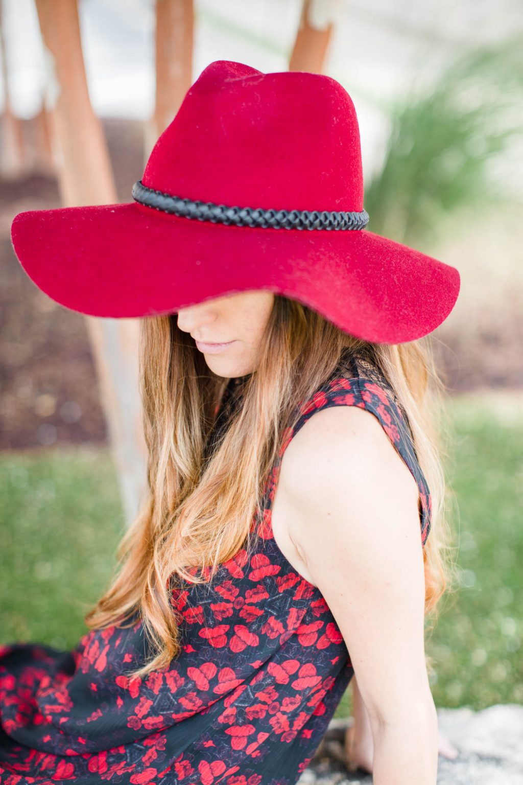 summer to fall transition outfit ideas, how to dress in between seasons, alice + olivia AMIRAH ALINE DRESS, red wide brim fedora, red and black outfit, early fall outfit ideas, late summer outfit ideas