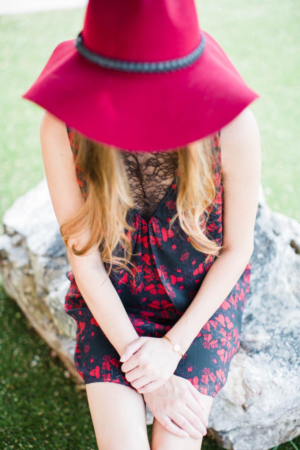 summer to fall transition outfit ideas, how to dress in between seasons, alice + olivia AMIRAH ALINE DRESS, red wide brim fedora, red and black outfit, early fall outfit ideas, late summer outfit ideas
