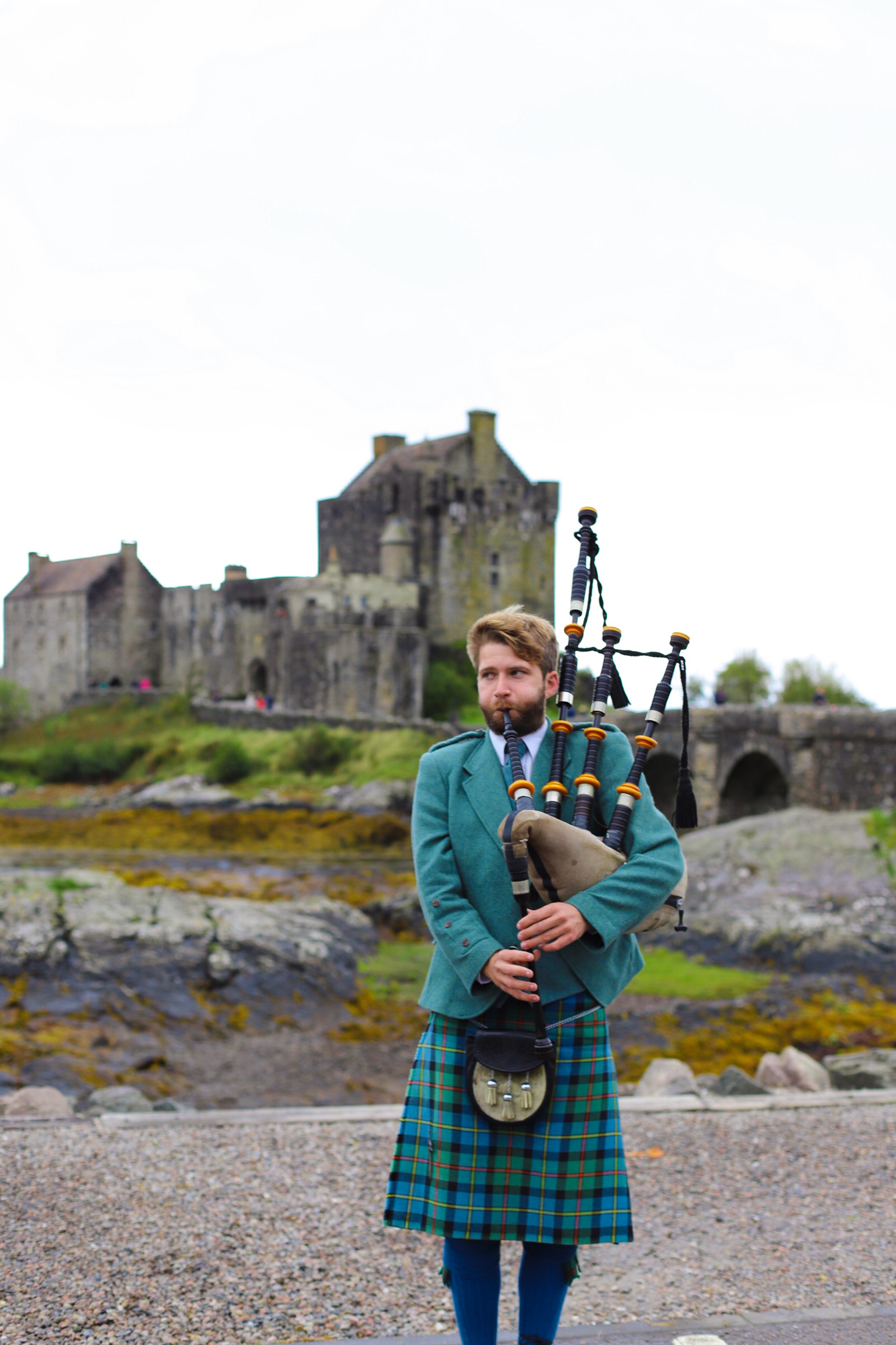 scotland travel guide, scotland road trip, scottish road trip, where to go in scotland, scotland itinerary, edinburgh, glasgow, inverness, isle of skye, castlepiper, bagpiper